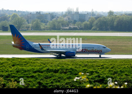 Jet2 Boeing 737-8MG roulage à l'aéroport de Birmingham, UK (G-JZHM) Banque D'Images