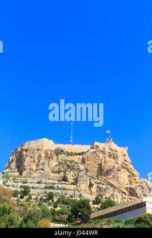 Le mont Benacantil avec le château de Santa Bárbara (Castillo de Santa Bárbara) en haut à Alicante, Espagne Banque D'Images