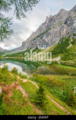 Dolomites reflétée au lac de Russie, Croda da Lago montagnes. Paysages de montagne italien merveilleux, réflexions sur l'eau. Forêt, arbres et sentier. Banque D'Images