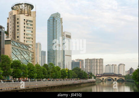 Chengdu, province du Sichuan, Chine - Aug 19, 2015 : le pont Anshun Jinjiang river et des bâtiments à la lumière du jour Banque D'Images