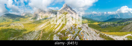 Ridge à pied - panorama des Dolomites italiennes sur Cortina Banque D'Images