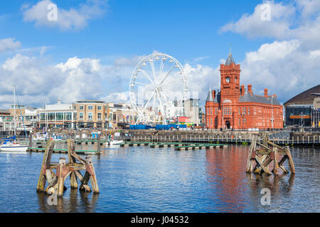 Cardiff Bay Grande roue carousel waterfront Pierhead Building Cardiff Bay Cardiff South Glamorgan South Wales GB UK EU Europe Banque D'Images