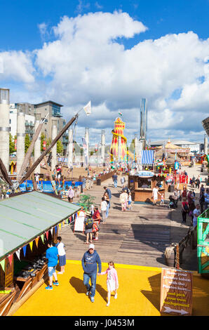 Cardiff Bay fête foraine du Roald Dahl Plass l'espace public dans la région de la baie de Cardiff Cardiff South Glamorgan South Wales GB UK EU Europe Banque D'Images