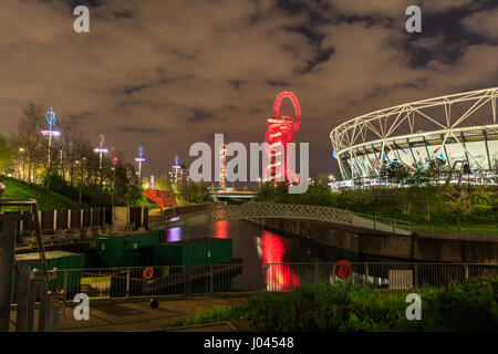 L'emblématique ArcelorMittal Orbit et Olympique Statium, Queen Elizabeth Olympic Park de Londres, Stratford, dans la nuit Banque D'Images