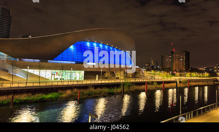 Vue de côté le centre aquatique par Zaha Hadid dans le Queen Elizabeth Olympic Park, Stratford, London, la nuit Banque D'Images