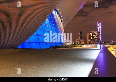 Vue de côté le centre aquatique par Zaha Hadid dans le Queen Elizabeth Olympic Park, Stratford, London, la nuit Banque D'Images