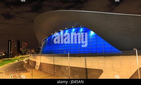 Le centre aquatique de nuit, illuminé, conçu par l'architecte Zaha Hadid, Parc olympique de la Reine Elizabeth, Stratford, Londres, Angleterre, Royaume-Uni Banque D'Images