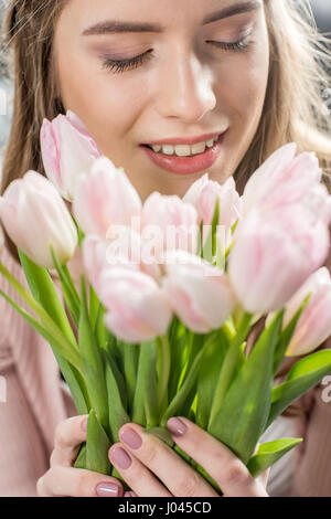 Vue rapprochée sur young woman holding bouquet de fleurs tulipe frais Banque D'Images