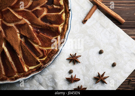 Tarte aux poires fraîches spieces on a wooden background Banque D'Images