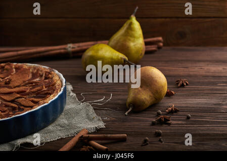 Tarte aux poires fraîches spieces on a wooden background Banque D'Images