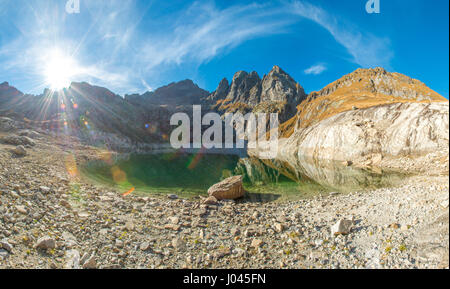 Les Alpes italiennes brillent dans le soleil - lac réflexions Banque D'Images