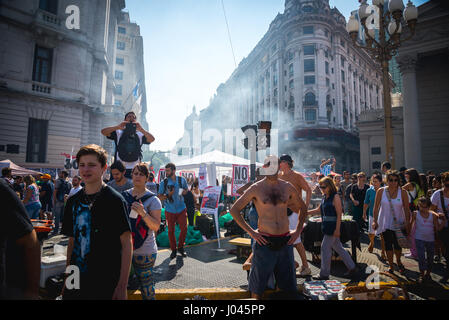 L'Argentine les gens commémorer Jour de la mémoire pour la vérité et la justice - 24/03/2017 - Argentine / Buenos Aires - 24/03/2017 - Argentine / Buenos Aires - Le 24 mars, des milliers de personnes ont défilé dans les rues de Buenos Aires (et d'autres grandes villes argentines) pour commémorer le jour de la mémoire pour la vérité et la justice, à la 41e anniversaire du coup d'interruption que l'ordre démocratique entre 1976 et 1983, laissant au moins 30 000 disparus. - Matias Izaguirre / Le Pictorium Banque D'Images