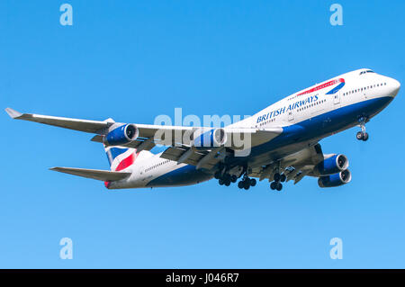 Londres, Royaume-Uni, le 9 avril 2011 : 4-moteurs Boeing 747 "reine du ciel" de transporteur British Airways à l'atterrissage à l'aéroport de Heathrow. Banque D'Images