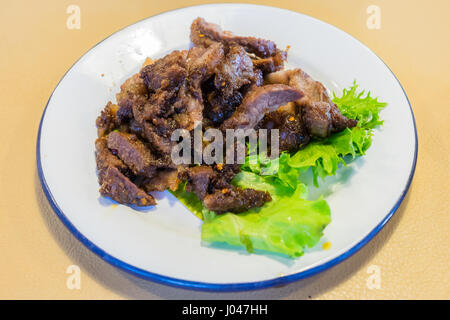 Du boeuf Thaï grillé sur tranches décoré plat appelé Crying Tiger. Thai style sauté de boeuf avec des poivrons et sauce épicée Banque D'Images