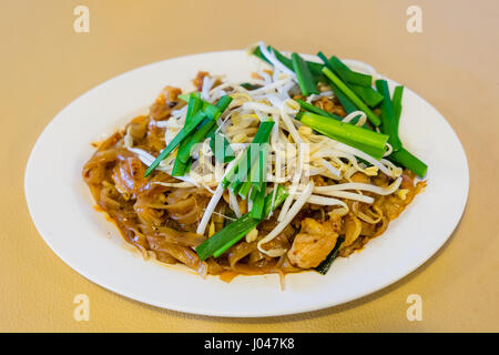 Nouilles Frites Thai Pad Thaï et légumes close-up sur la table Banque D'Images