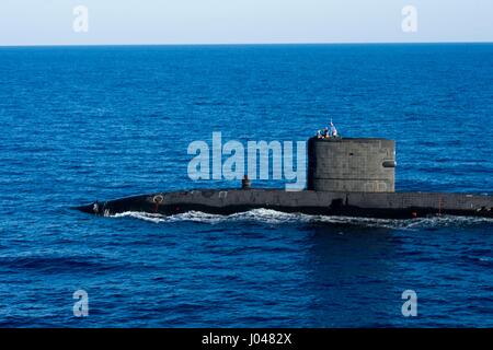 La Marine royale britannique sous-marin nucléaire de la classe Trafalager-Talent HMS cuit en cours le 16 octobre 2013 dans la mer Méditerranée. (Photo de la psc2 Amanda R. Gray /US Navy par Planetpix) Banque D'Images