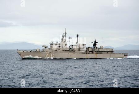 La Marine grecque Hellenic elli-classe frégate lance-missiles HS Elli cuit en cours le 7 mars 2014, dans la mer Méditerranée. (Photo par le MSSC Andrew Johnson /US Navy par Planetpix) Banque D'Images