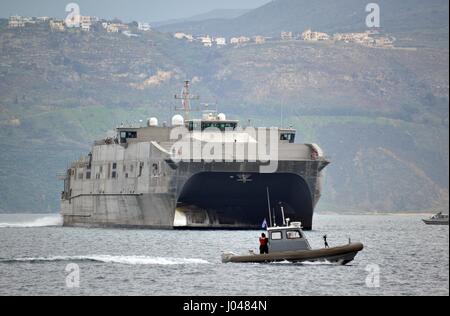 La Marine américaine lance-classe navire de transport rapide expéditionnaire USNS Lance arrive à port le 5 février 2014 dans la baie de Souda, la Grèce. (Photo prise par Paul Farley /US Navy par Planetpix) Banque D'Images