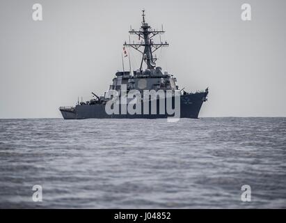 La marine américaine de la classe Arleigh Burke destroyer lance-missiles USS Barry cuit en cours le 19 septembre 2013 dans la mer Méditerranée. (Photo de la psc1 Christopher B. Stoltz /US Navy par Planetpix) Banque D'Images