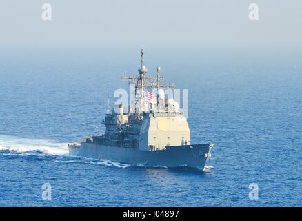 La marine américaine de classe Ticonderoga croiseur lance-missiles USS Monterey cuit en cours au 1 novembre 2013 dans la mer Méditerranée. (Photo de la psc3 Billy Ho /US Navy par Planetpix) Banque D'Images