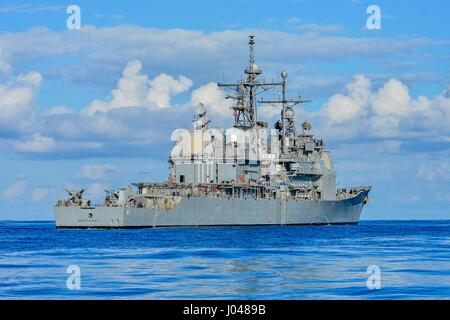 La marine américaine de classe Ticonderoga croiseur lance-missiles USS Monterey cuit en cours le 6 décembre 2013, dans la mer Méditerranée. (Photo de la psc3 Billy Ho /US Navy par Planetpix) Banque D'Images