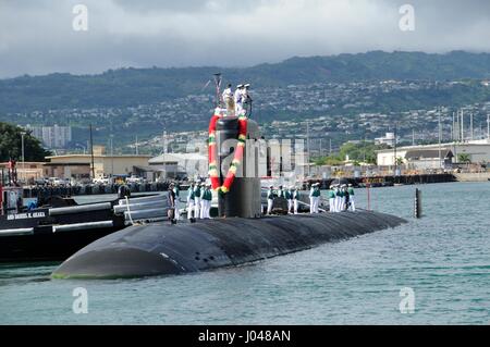 L'USN Los Angeles-classe sous-marin d'attaque rapide USS Pasadena retourne à la base commune Pearl 22 juin 2011 Harbor-Hickam à Pearl Harbor, Hawaii. (Photo de la psc2 Ronald Gutridge /US Navy par Planetpix) Banque D'Images