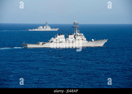 La marine américaine de la classe Arleigh Burke destroyer lance-missiles USS Ramage (avant) cuit avec la marine américaine de la classe Arleigh Burke destroyer lance-missiles USS Barry au cours d'un exercice tactique divisionnaire le 12 octobre 2013, dans la mer Méditerranée. (Photo de la psc2 Amanda R. Gray /US Navy par Planetpix) Banque D'Images