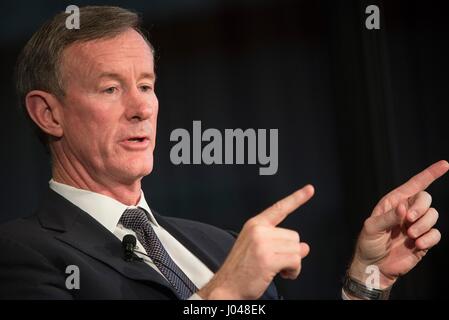 Système de l'université du Texas Chancellor William McRaven parle de la sécurité nationale au cours de la Bibliothèque LBJ futur Forum à la LBJ Presidential Library, 21 mars 2017 à Austin, Texas. (Photo de Jay Godwin /LBJ Presidential Library par Planetpix) Banque D'Images