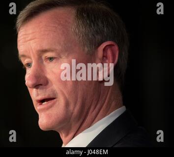 Système de l'université du Texas Chancellor William McRaven parle de la sécurité nationale au cours de la Bibliothèque LBJ futur Forum à la LBJ Presidential Library, 21 mars 2017 à Austin, Texas. (Photo de Jay Godwin /LBJ Presidential Library par Planetpix) Banque D'Images