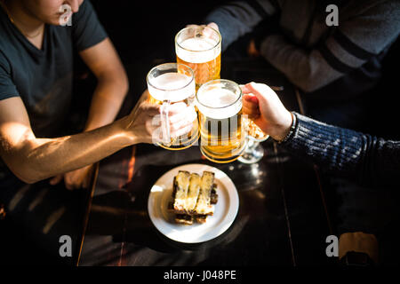 Close-up Vue de dessus de gens tenant des tasses avec de la bière Banque D'Images
