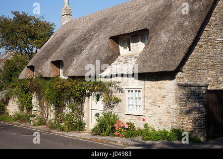 Une chaumière dans le village d'Corffe Château, Dorset en plein soleil de l'après-midi Banque D'Images