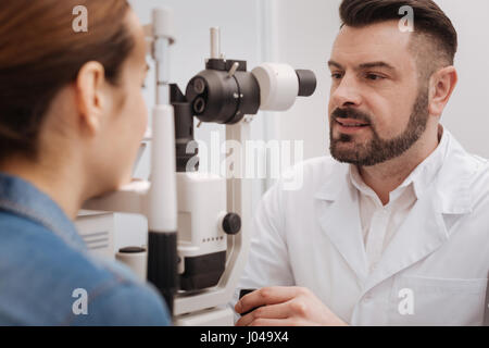 Agréable bonne à l'aide d'oculiste eye test des équipements Banque D'Images