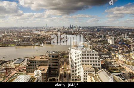 Londres, Angleterre, le 27 février 2015 : La Tamise serpente à travers les rues de la région de East London Docklands vu de la Canary Wharf Tower. Banque D'Images