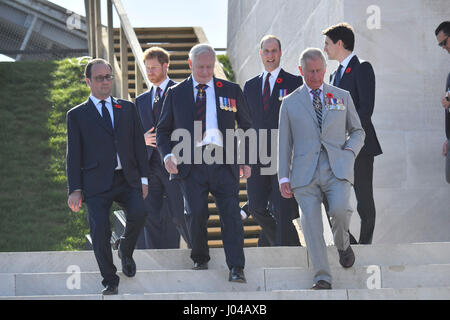 (De gauche à droite) Le président français François Hollande, le prince Harry, Gouverneur général, le duc de Cambridge, le Prince de Galles, et le premier ministre du Canada, Justin Trudeau, à Vimy Memorial Park en France, au cours des commémorations de la 100e anniversaire de la bataille de la crête de Vimy. à Vimy Memorial Park en France, au cours des commémorations de la 100e anniversaire de la bataille de la crête de Vimy. Banque D'Images