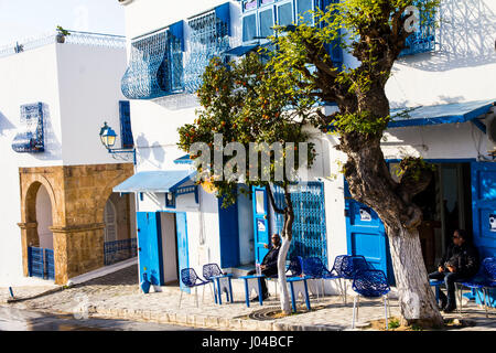 Tout blanc avec garniture bleue, les Maures (ou peut-être d'inspiration grecque) une colline de Sidi Bou Saïd est une colonie d'artistes et pas seulement hanter touristique populaire Banque D'Images