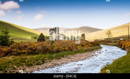 Le Leithin l'eau serpente à travers le paysage vallonné des collines près de Inverleithin Moorfoot en Ecosse de hautes terres du Sud. Banque D'Images