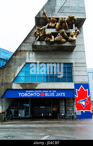 L'auditoire par Michael Snow. Fan de base-ball les gargouilles au Rogers Centre (anciennement le Skydome) à Toronto, Ontario Toronto Blue Jays Baseball l'équipe Banque D'Images