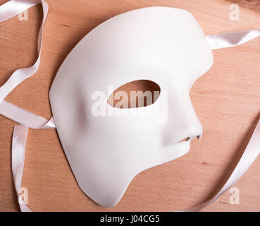 Masque d'Halloween effrayant blanc sur fond de bois. Banque D'Images