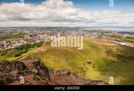 La ville d'Édimbourg, dont la vieille ville et le château d'Édimbourg, vu depuis le siège d'Arthur le long d'une journée d'été, à Salisbury Crags et Holyro Banque D'Images