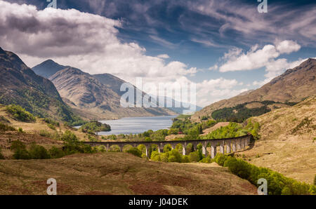 Le viaduc de Glenfinnan porte la ligne de chemin de fer West Highland haut au-dessus de la vallée à côté de l'Églefin Glen lochs et montagnes de l'Écosse. Banque D'Images