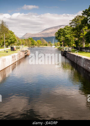 Le Ben Nevis mountain s'élève dans la distance derrière le Canal Calédonien à Corpach près de Fort William, dans l'ouest des Highlands d'Écosse. Banque D'Images