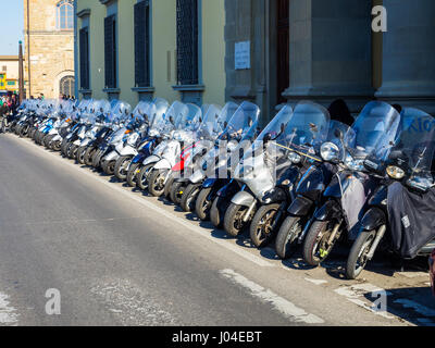 Longue ligne de scooters en stationnement sur rue à Florence, Toscane, Italie Banque D'Images