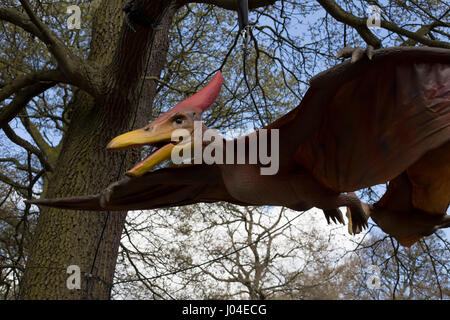 Les dinosaures du Jurassique au modèle uni à Osterley Park, Londres. Banque D'Images