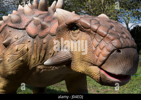 Les dinosaures du Jurassique au modèle uni à Osterley Park, Londres. Banque D'Images