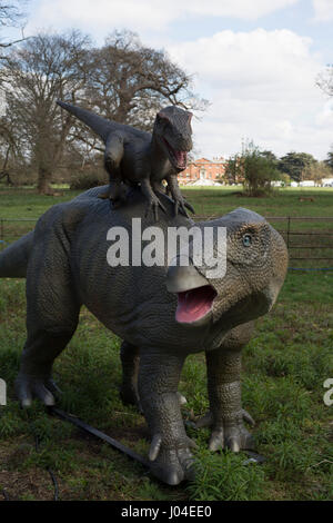 Les dinosaures du Jurassique au modèle uni à Osterley Park, Londres. Banque D'Images