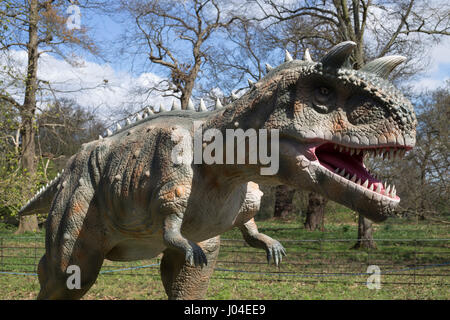 Les dinosaures du Jurassique au modèle uni à Osterley Park, Londres. Banque D'Images