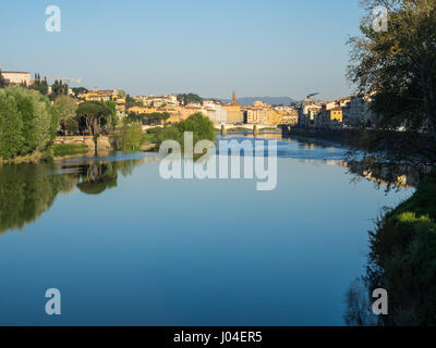 Afficher le nord le long de la rivière calme Arno de Ponte San Niccolo à Florence, Toscane, Italie Banque D'Images