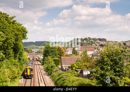 Bath, Angleterre, Royaume-Uni - 25 mai 2013 : une Première Classe 158 Great Western Railway train voyageurs diesel régional voyages passé des maisons dans la banlieue de baignoire. Banque D'Images