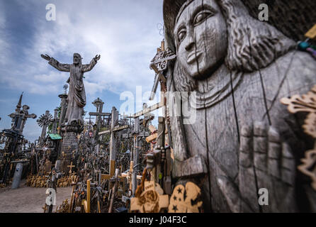 Statues religieuses en bois sur la colline des croix en Lituanie Banque D'Images