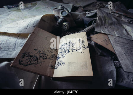 Réserver et masque à gaz dans la vieille école secondaire en Mashevo village abandonné de centrale nucléaire de Tchernobyl en Ukraine, la zone d'Aliénation Banque D'Images